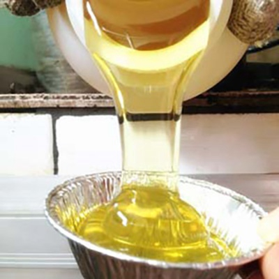 Adesivo à base de solvente para fitas de dupla face e fitas de PVC