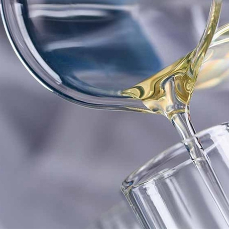 Adesivo acrílico sensível à pressão à base de solvente para substratos de PVC e PE