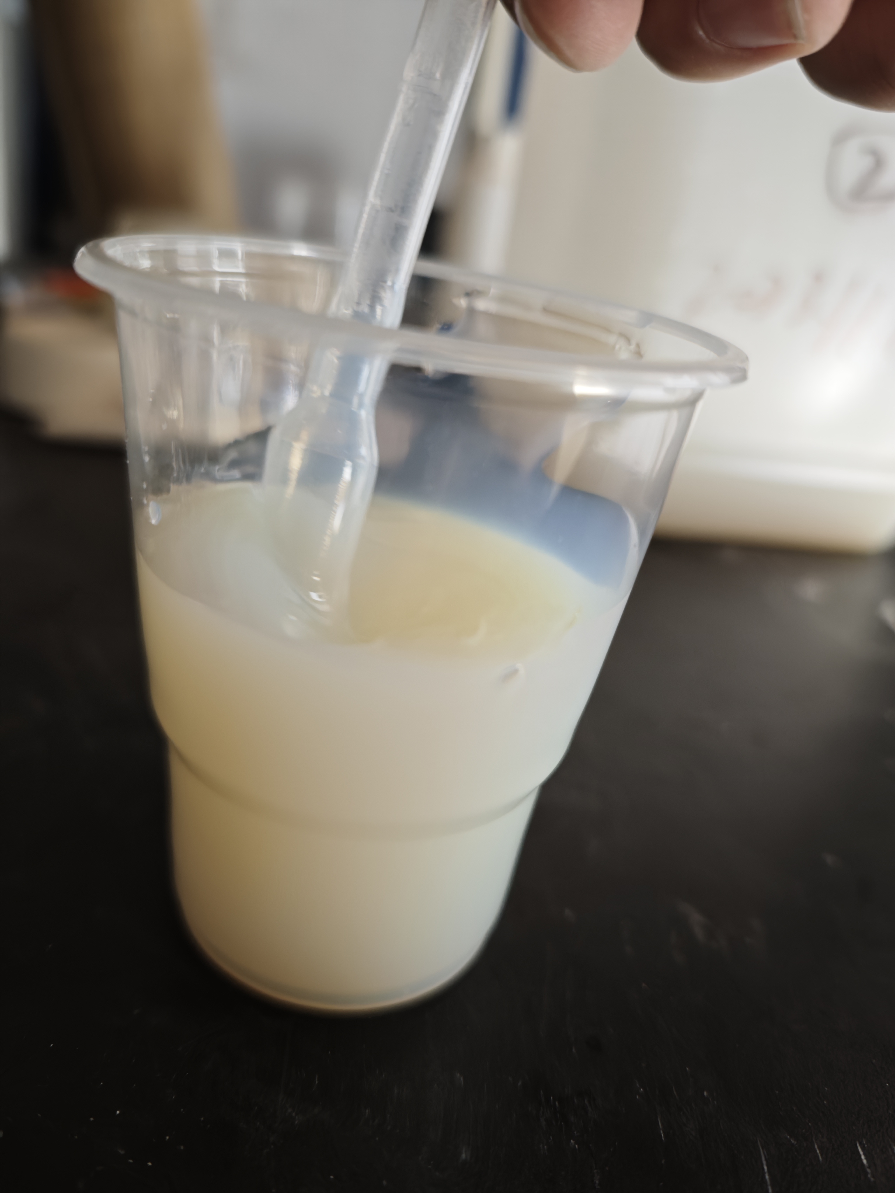 O que é emulsão acrílica à base de água?