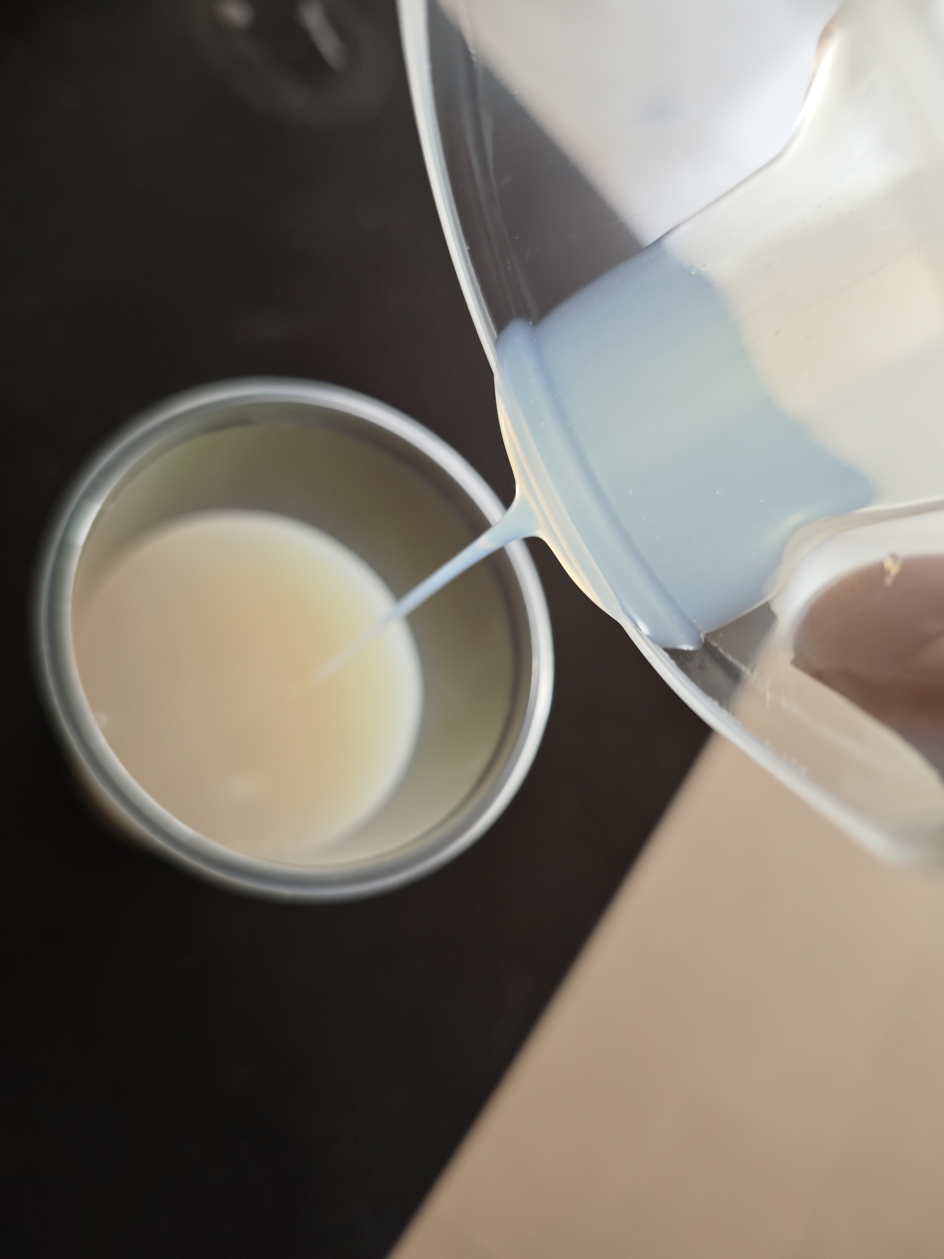 Qual é a diferença entre resina acrílica e emulsão acrílica?